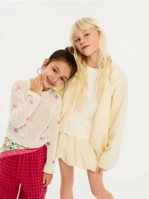 Reserved - Bawełniany sweter z haftem - złamana biel