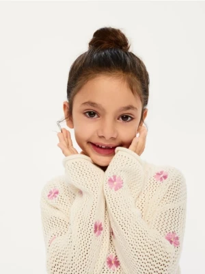 Reserved - Bawełniany sweter z haftem - złamana biel