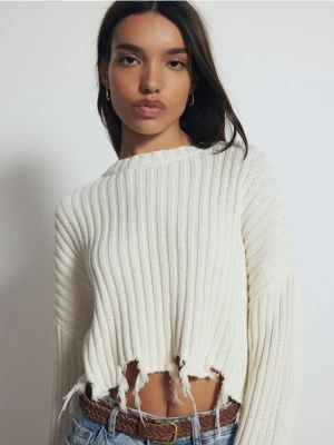 Reserved - Bawełniany sweter z postrzępionymi brzegami - kremowy