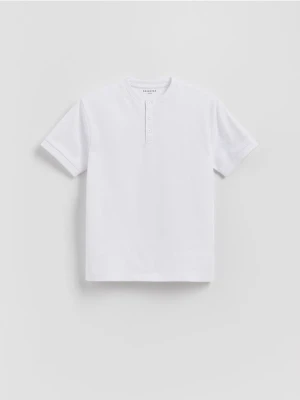 Reserved - Bawełniany t-shirt henley - biały