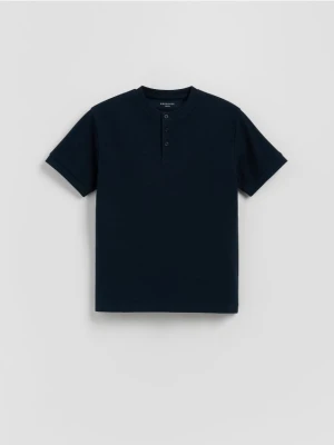 Reserved - Bawełniany t-shirt henley - granatowy