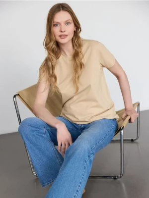 Reserved - Bawełniany t-shirt regular - kremowy