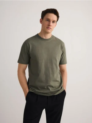 Reserved - Bawełniany t-shirt regular - oliwkowy