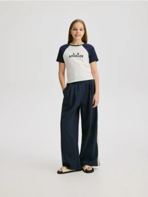 Reserved - Bawełniany t-shirt z aplikacją - granatowy