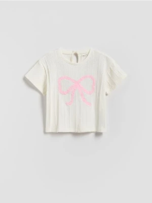 Reserved - Bawełniany t-shirt z aplikacją - złamana biel