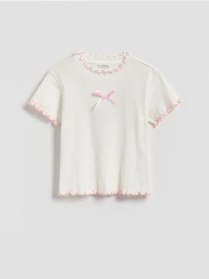 Reserved - Bawełniany t-shirt z falbanką - pastelowy róż