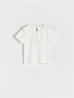 Reserved - Bawełniany t-shirt z falbanką - złamana biel