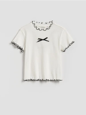 Zdjęcie produktu Reserved - Bawełniany t-shirt z falbanką - złamana biel