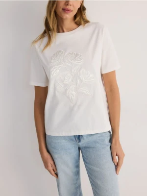 Reserved - Bawełniany t-shirt z haftem - biały