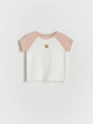 Reserved - Bawełniany t-shirt z haftem - pastelowy róż