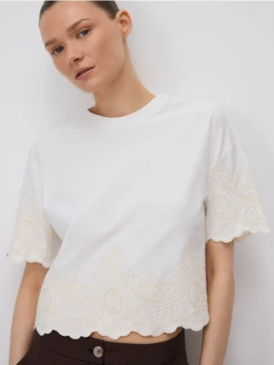 Reserved - Bawełniany T-shirt z haftem - złamana biel