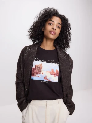 Reserved - Bawełniany t-shirt z nadrukiem - ciemnobrązowy