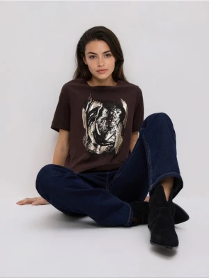 Reserved - Bawełniany t-shirt z nadrukiem - ciemnobrązowy