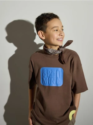 Reserved - Bawełniany t-shirt z nadrukiem - ciemnobrązowy