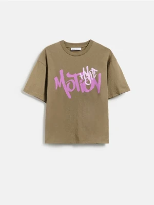 Reserved - Bawełniany t-shirt z nadrukiem - warm olive