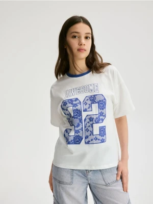 Reserved - Bawełniany t-shirt z nadrukiem - złamana biel