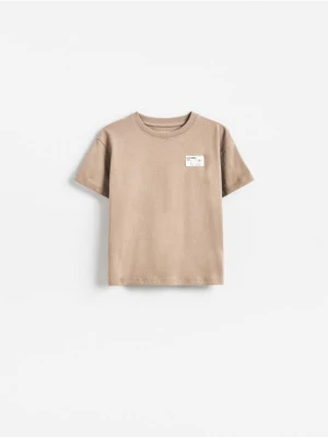 Reserved - Bawełniany t-shirt z naszywką - beżowy