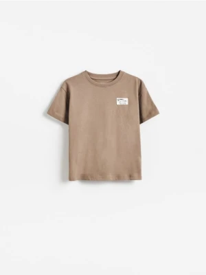 Reserved - Bawełniany t-shirt z naszywką - brązowy
