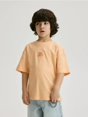 Reserved - Bawełniany t-shirt z naszywką - brzoskwiniowy