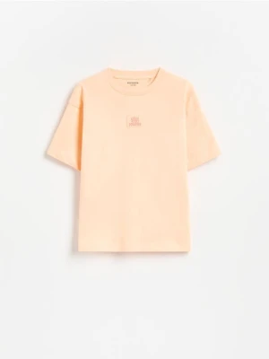 Reserved - Bawełniany t-shirt z naszywką - brzoskwiniowy