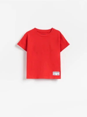 Reserved - Bawełniany t-shirt z naszywką - czerwony