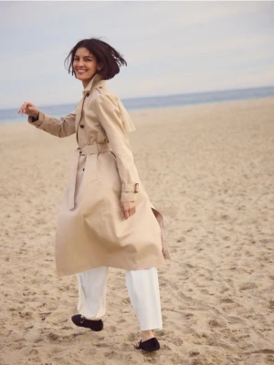 Reserved - Bawełniany trencz z paskiem - beżowy