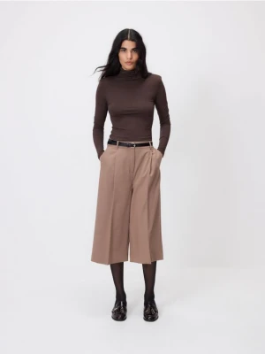 Reserved - Bermudy z paskiem - beżowy