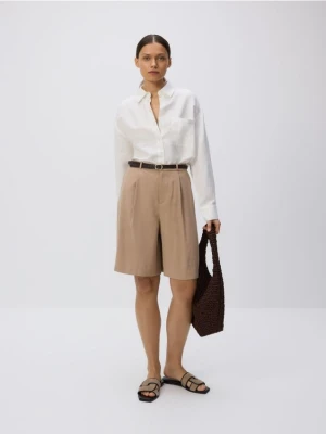 Reserved - Bermudy z paskiem - beżowy