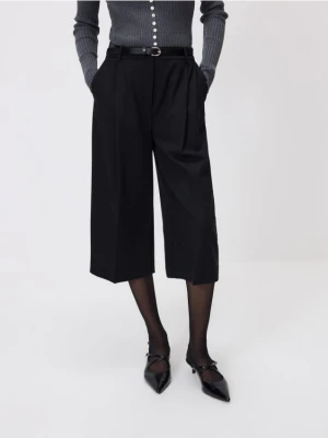 Reserved - Bermudy z paskiem - czarny