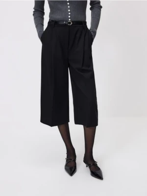 Reserved - Bermudy z paskiem - czarny