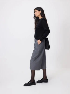 Reserved - Bermudy z paskiem - szary