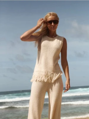 Reserved - Bezrękawnik z frędzlami - kremowy