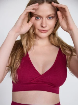 Reserved - Bezszwowy top w stylu sportowym - bordowy