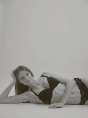 Reserved - Biustonosz push up - czarny