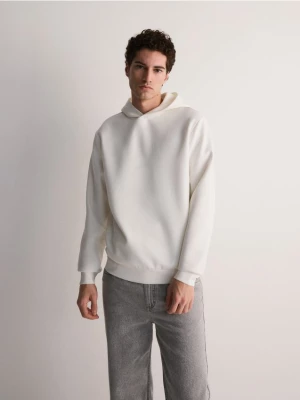 Reserved - Bluza z minimalistycznym nadrukiem - złamana biel