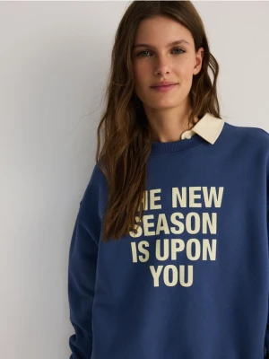 Reserved - Bluza z nadrukiem - granatowy
