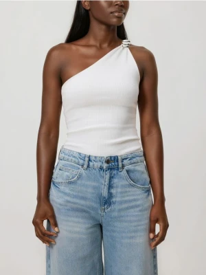 Reserved - Bluzka na jedno ramię - złamana biel