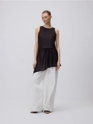 Reserved - Bluzka z asymetrycznym dołem - ciemnobrązowy