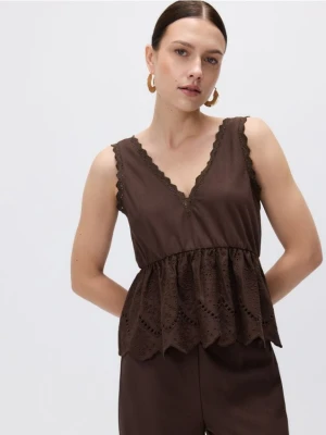 Reserved - Bluzka z ażurową baskinką - ciemnobrązowy