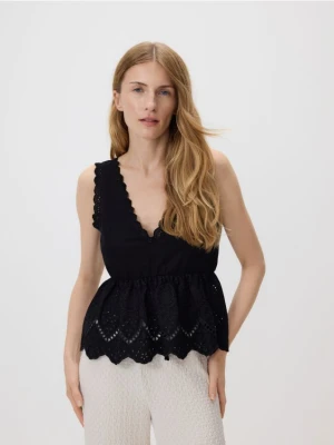Reserved - Bluzka z ażurową baskinką - czarny