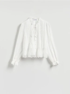 Reserved - Bluzka z ażurowymi detalami - biały
