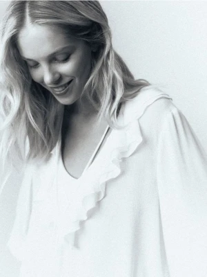 Reserved - Bluzka z falbanami - złamana biel