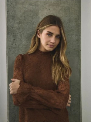 Reserved - Bluzka z haftem - brązowy