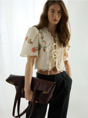 Reserved - Bluzka z haftem - kremowy