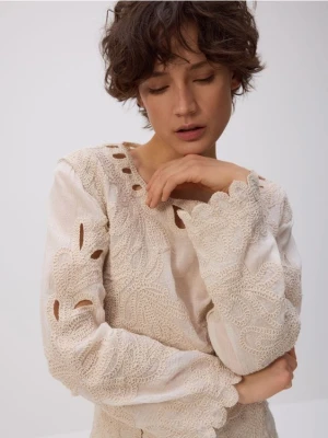 Reserved - Bluzka z haftem - złamana biel