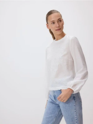 Reserved - Bluzka z haftowanym wzorem - biały