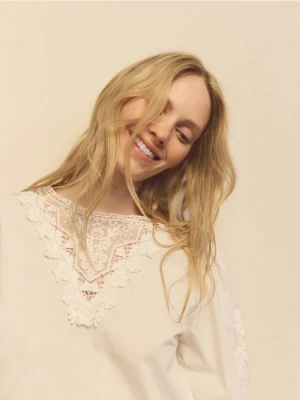 Reserved - Bluzka z haftowanym zdobieniem - złamana biel