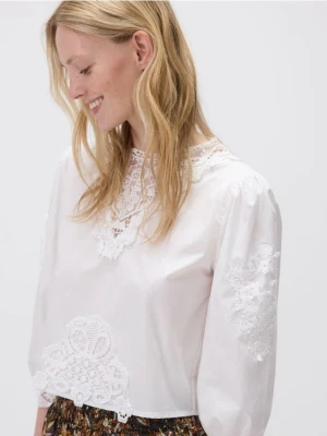 Reserved - Bluzka z haftowanym zdobieniem - złamana biel