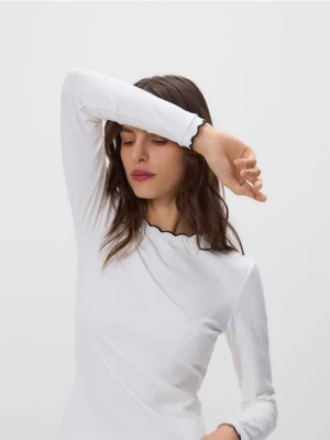 Reserved - Bluzka z kontrastową lamówką - złamana biel