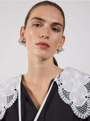 Reserved - Bluzka z koronkowym kołnierzem - czarny